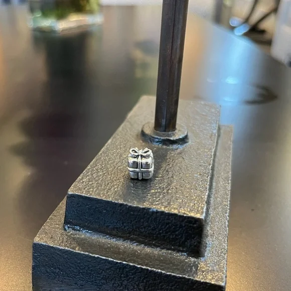 Present Pandora Charm - Picture 1 of 5